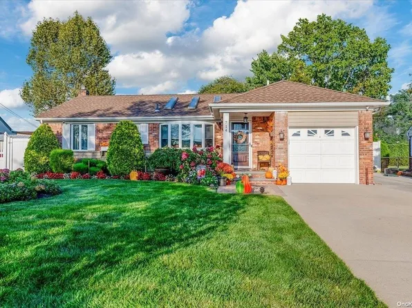 714 Cypress Drive, Franklin Square, NY 11010