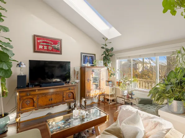 612 E 4th St, North Vancouver, BC V7L 1J8