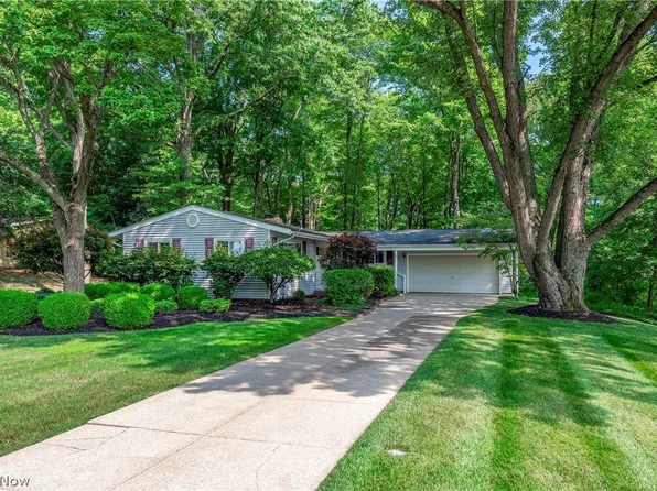 6705 Hawthorne Dr, Brecksville, OH 44141