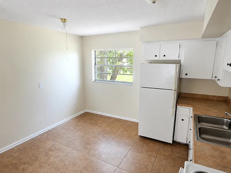 927 N Iowa Ave #B-15 — Photo 2