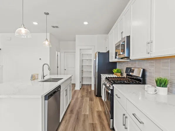 108 Hartson Dr, Taylor, TX 76574