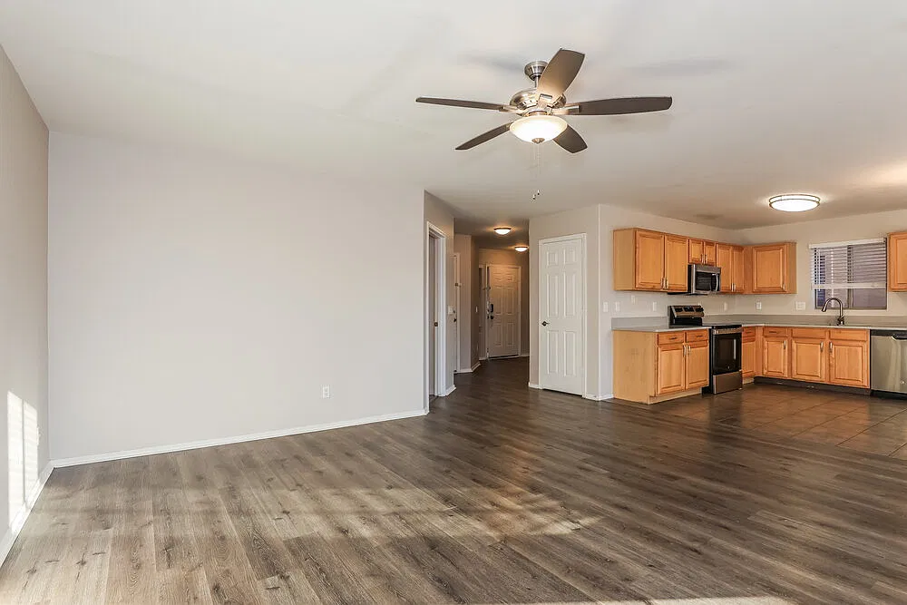 4 bed, 2.5 bath, 1949 sqft, $2,245 — Photo 4