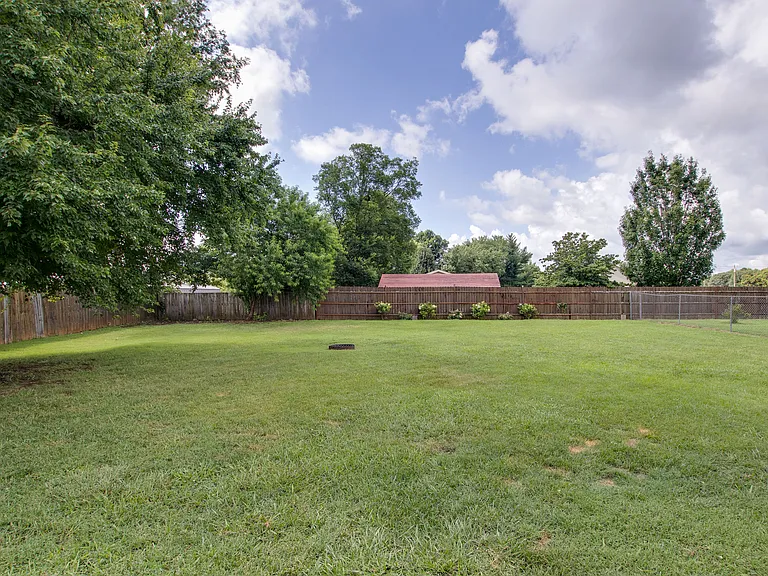 2423 Sawmill St — Photo 22