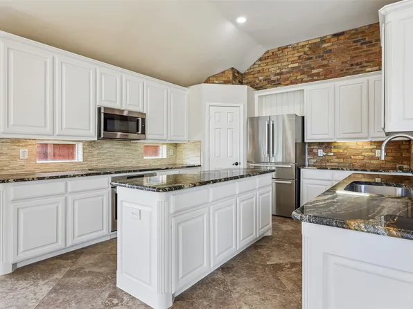 8330 Elena Dr, Lantana, TX 76226