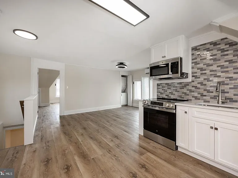 325 W Barnard St W — Photo 47