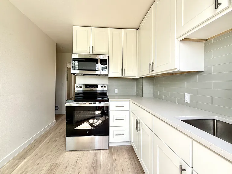 708 E Dakota Ave — Photo 11
