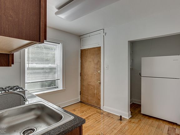 3rd image of 3822 N Janssen Ave APT 1E