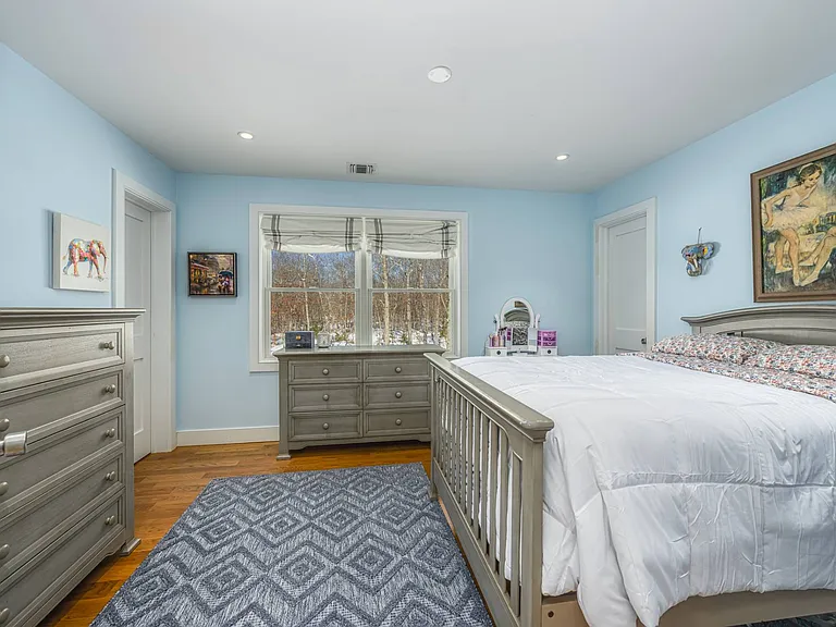 50 Squires Blvd — Photo 17