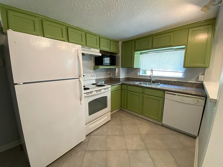 2425 Broadway St — Photo 4