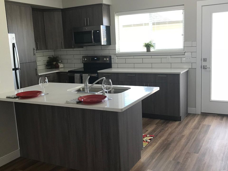 Kitchen includes large island, quartz counters, stainless En