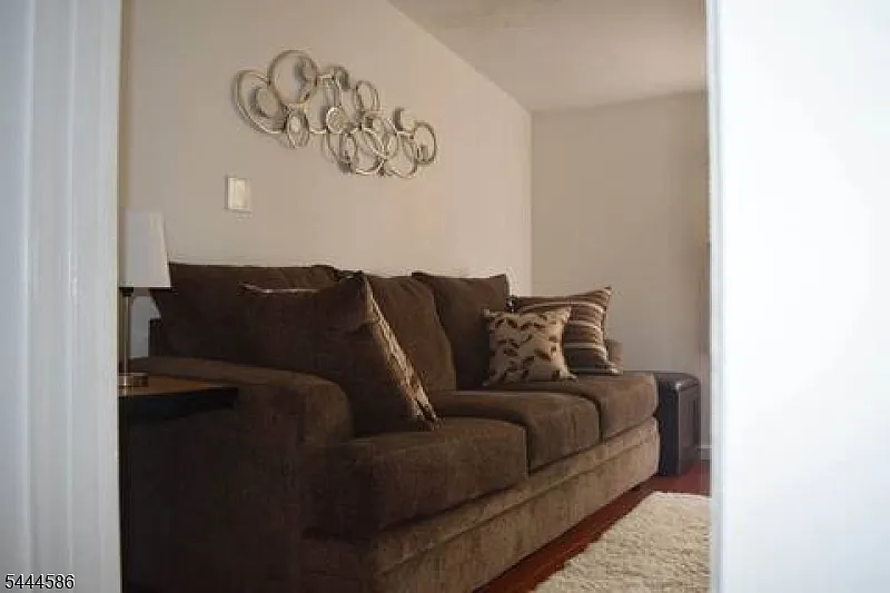 2 bed, 1.0 bath, $2,700 — Photo 3