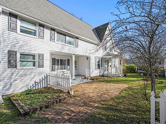 4th image of 104 Center Ct