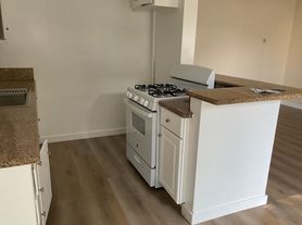 Apartment - 2 Bedrooms / 1 Bath - Anaheim, 2 br / 1.0 ba, $2100