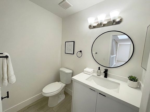 Half bathroom (2nd floor)