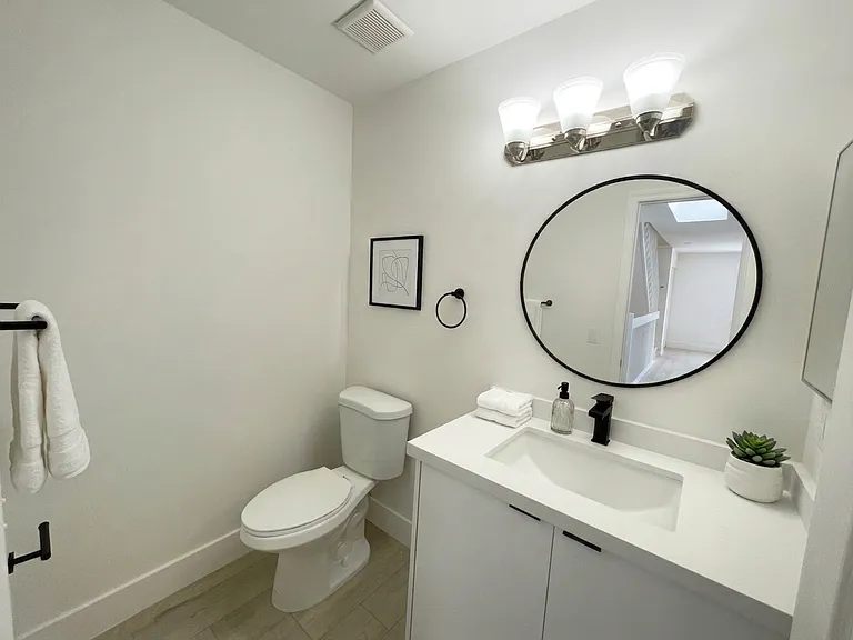 Half bathroom (2nd floor)