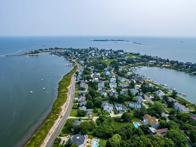 Saugatuck Shores Neigborhood
