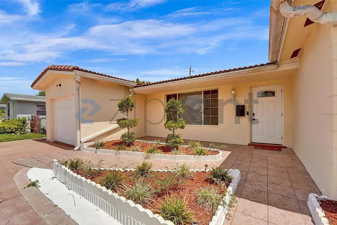 3 bed, 1734 sqft, $3,345 — Photo 2