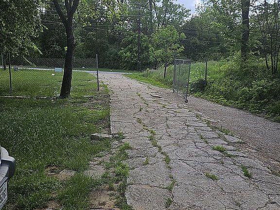 2nd image of 6218 Tracy Rd