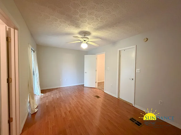 2400 Suwanee Ln — Photo 13