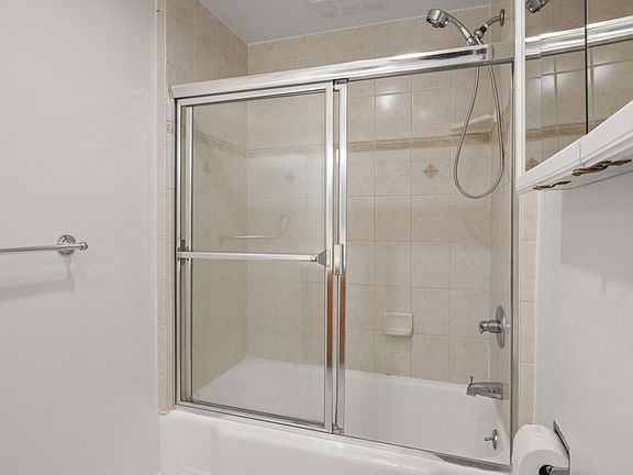 5th image of 944 21st St APT B