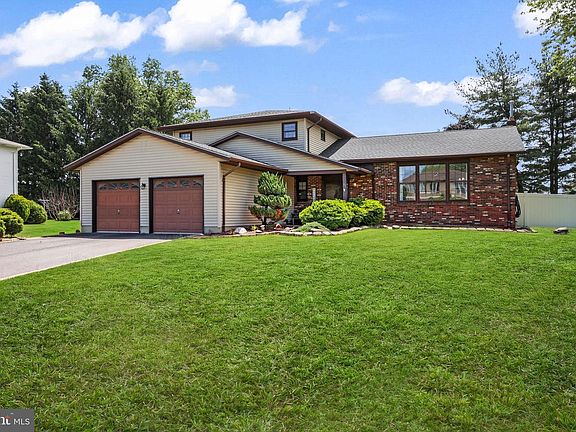 2nd image of 33 Ray Dwier Dr