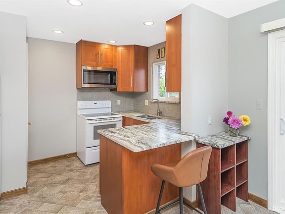 3rd image of 3161 Wolverine Dr