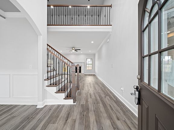 3rd image of 211 Bluebriar Trce