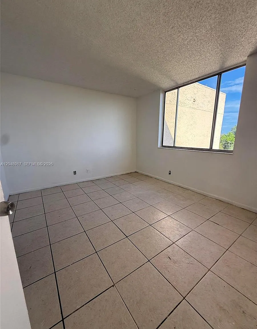 Somerset Lakes Condo — Photo 4