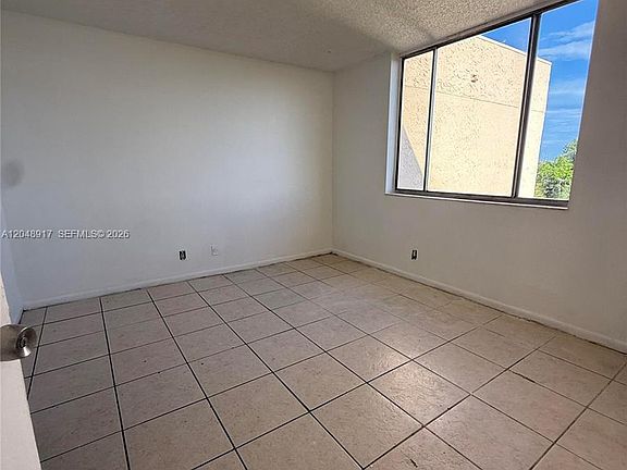 4th image of 2830 Somerset Dr APT 402N