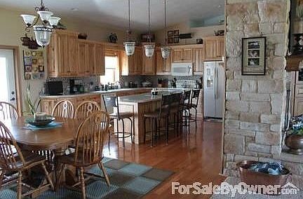 DINING ROOM/KITCHEN
						:
						CUSTOM KITCHEN CABINETS AND WOOD FLOORS