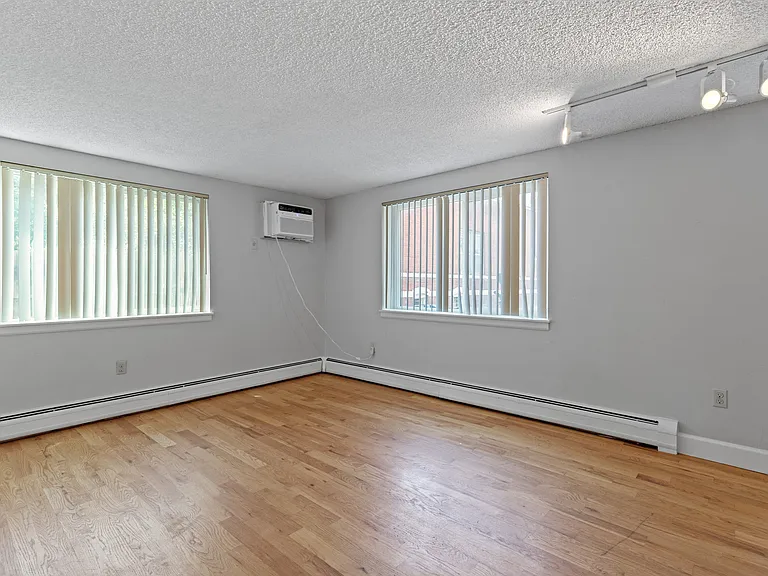 Lincoln Park Apartments — Photo 10