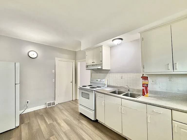 330 Lincoln St #2 — Photo 5