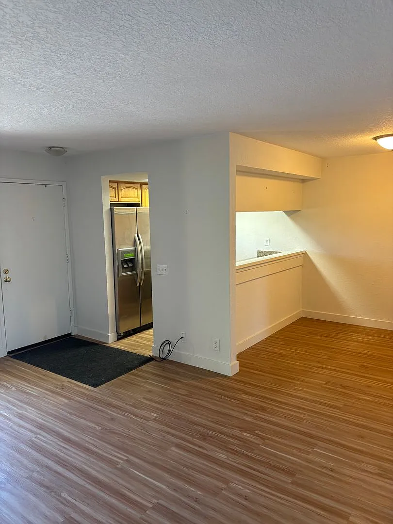 Location, location, location! This gated community is 5 minutes walking distance to downtown Sant... — Photo 4