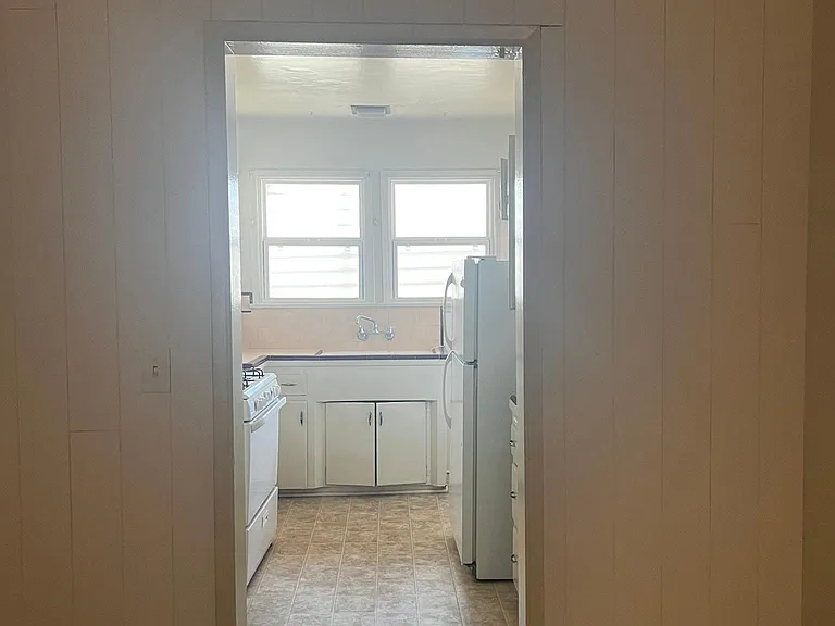 10990 Strathmore Westwood #3 — Photo 5