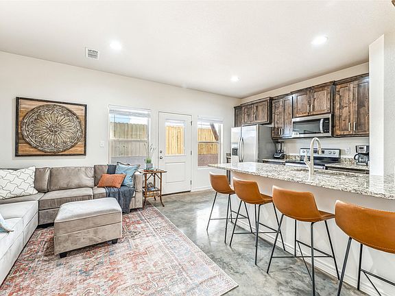 2nd image of 1111 W Vanderbilt St #201