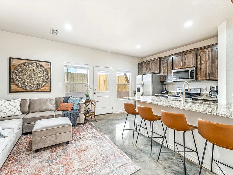 1011 W Vanderbilt St #201 — Photo 2