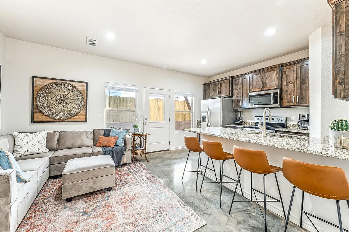 Building Photo - 1111 W Vanderbilt St #201