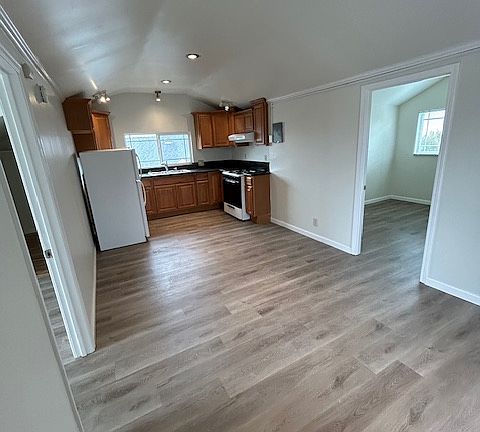 3rd image of 412 Rose Ave APT C