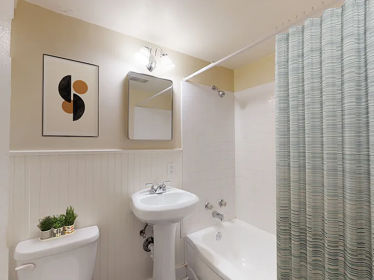 Admiral Apartments — Photo 7