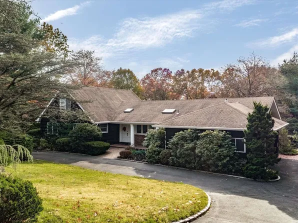 33 Bramble Lane, Melville, NY 11747