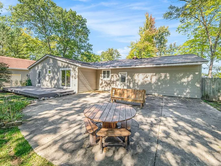 1024 Lakeview Dr — Photo 15