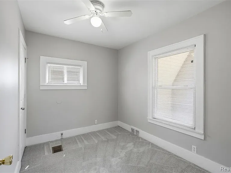 735 E Maxlow Ave — Photo 12