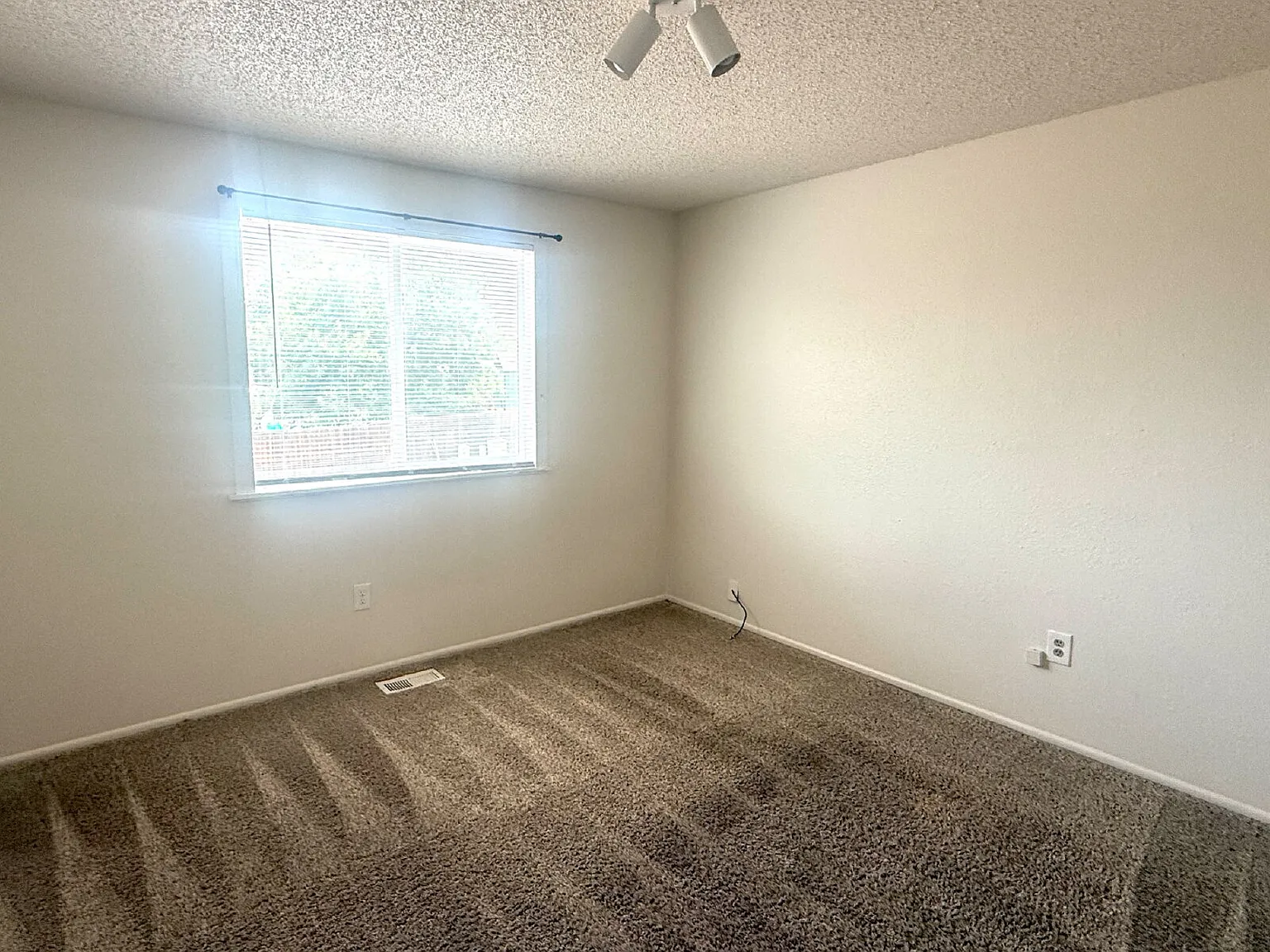 4 bed, 2.0 bath, 1632 sqft, $2,575 — Photo 4