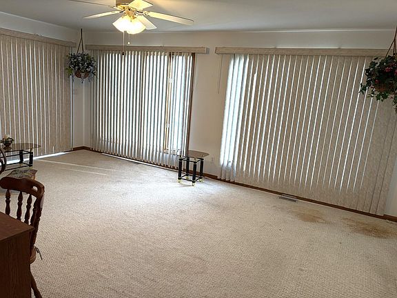 3rd image of 1004 Meadow Ln