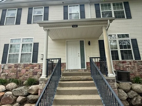 930 Creekwood Ln #930, Milford, MI 48381