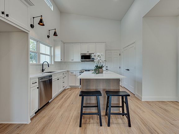 4th image of 413 Caro Dr