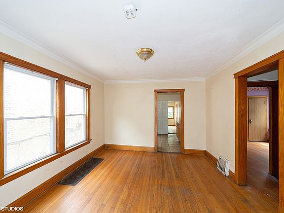 5th image of 2233 N La Crosse Ave