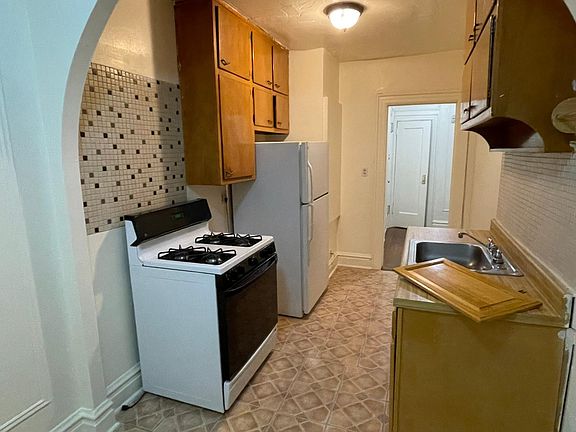 5th image of 423 Bedford Ave APT 4