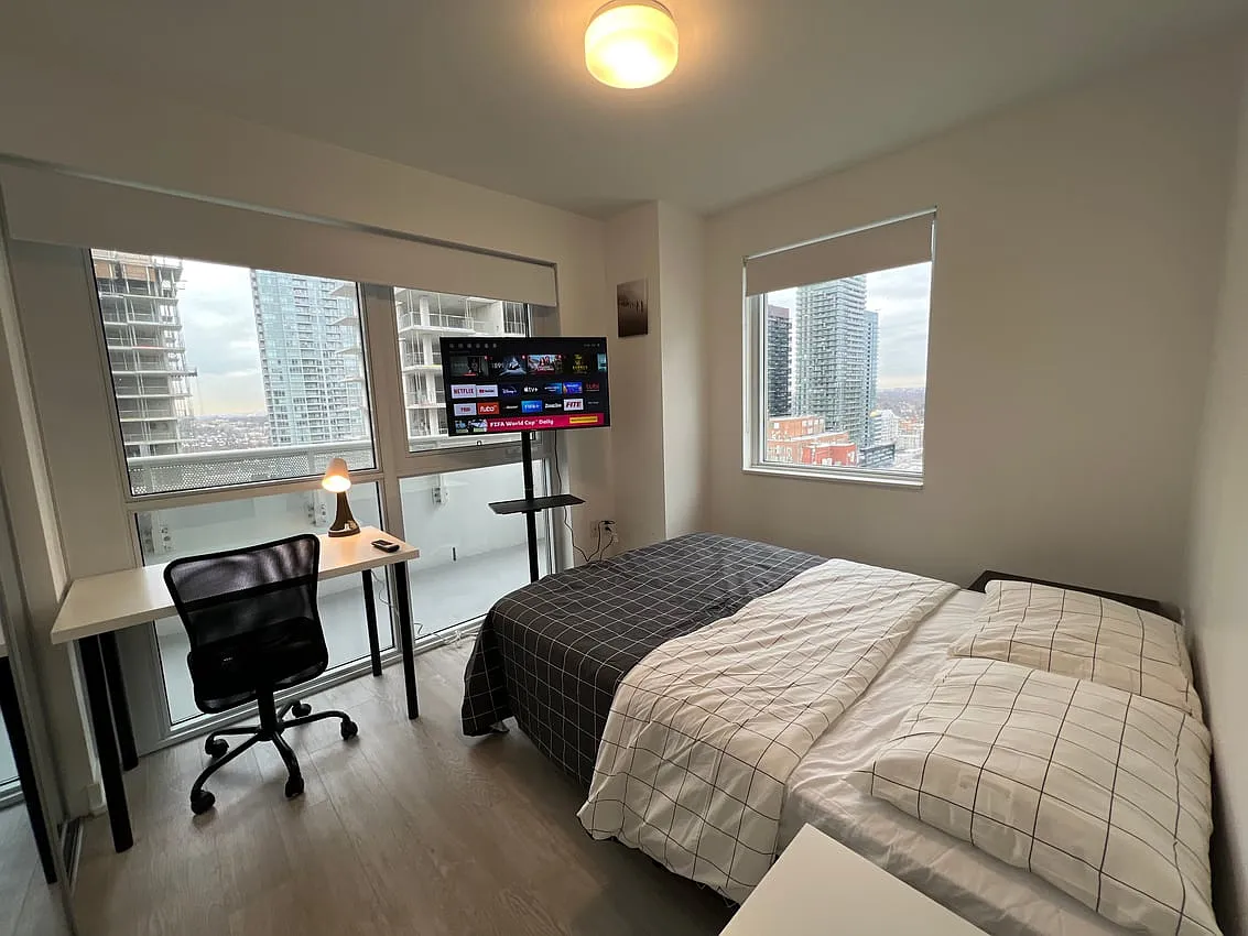 Deluxe Room - Dunfield Ave & Eglinton Ave E — Photo 1