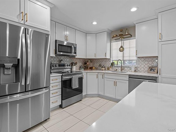 3rd image of 1402 Brentwood Drive